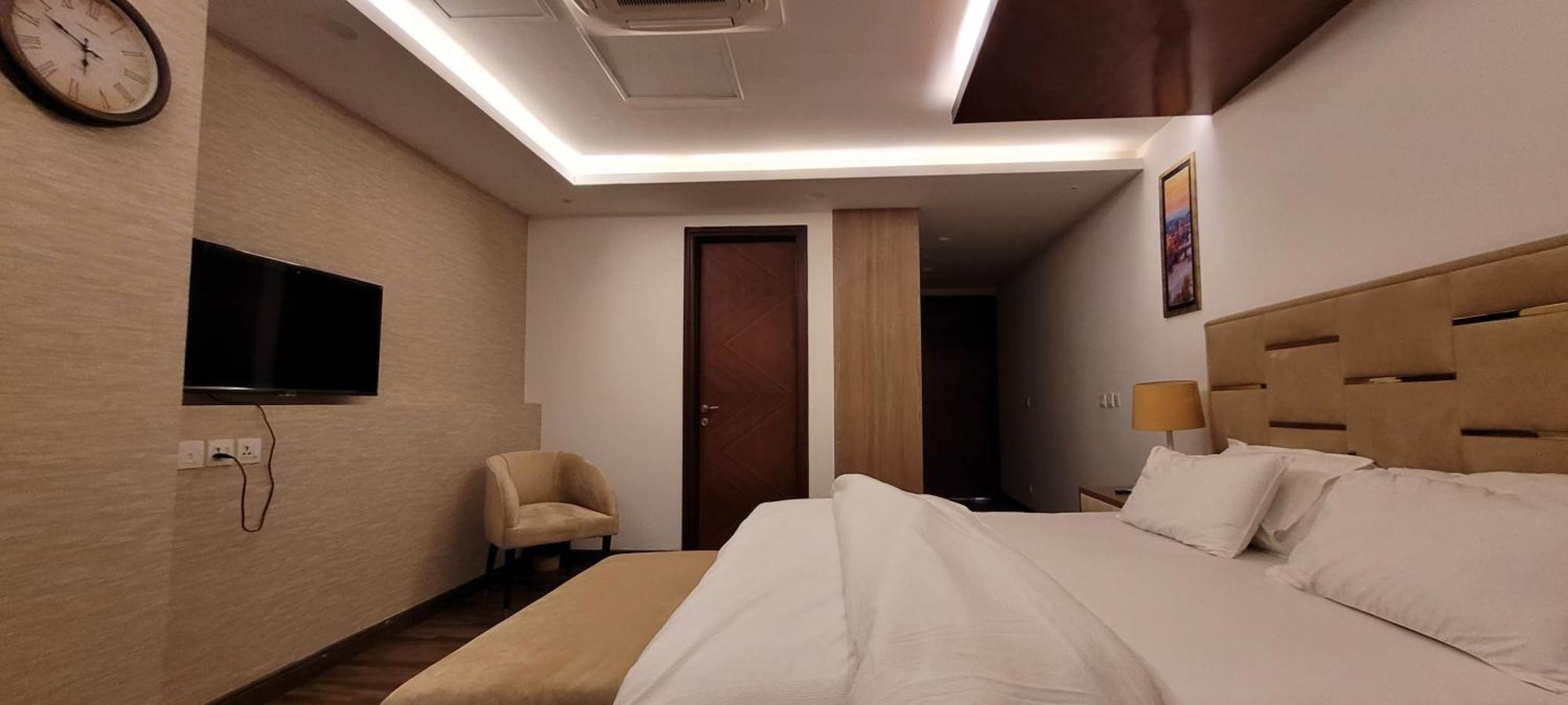Goldcrest Luxury Apartments Lahore Bagian luar foto
